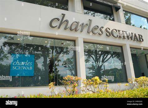 探讨查尔斯·施瓦布公司重拾实体办公点战略的原因,深入分析其对金融服务行业及客户体验带来的影响,揭示传统与数字化融合的行业新趋势。
