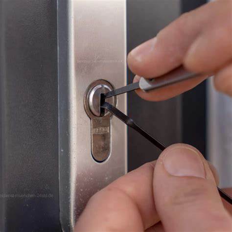 钥匙作为开启安全系统的核心工具,种类繁多且功能各异,涵盖机械钥匙与电子钥匙的不同形式,广泛应用于家庭、汽车、办公及高安全需求场合。深入探讨各种钥匙的特点及使用范围,有助于选择合适的安全解决方案。
