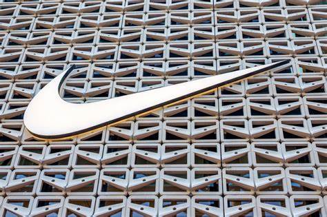 Jefferies维持对耐克买入评级并设定115美元目标价,认为公司有望在库存清理、品牌营销和渠道复苏的推动下迎来V型反转,文章深入剖析其判断依据、关键财报观察指标、竞争环境与潜在风险,帮助投资者在即将公布的财报面前做出更清晰的判断
