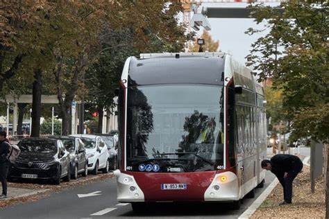 全面解析克莱蒙费朗交通系统T2C,涵盖线路规划、票务价格、无障碍出行、最新动态和智能服务应用,助力市民畅享高效便捷的公共交通体验。
