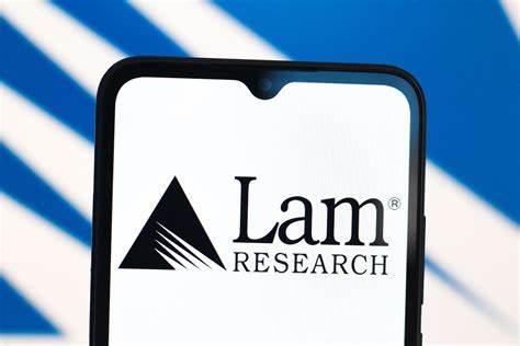 深入分析Lam Research的业务定位、与AI和存储芯片周期的关联、同行比较、潜在催化剂与风险,帮助投资者判断LRCX在半导体设备板块中是否具备长期投资价值

