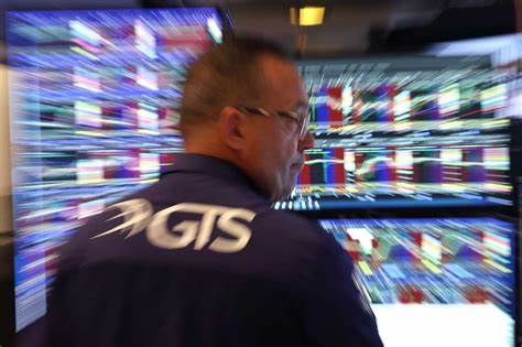 甲骨文公司在最新财报中展示了强劲的人工智能需求和云计算业务增长,推动AI领域投资热潮。其巨额订单积压和乐观营收预期为行业带来新信心,同时带动相关芯片及数据中心行业上涨,影响深远。
