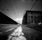 从一条看似重复的街道出发,探讨城市生活中的恐慌、媒体操控与权力关系,剖析社会崩解的机制并提出面向重建信任与公共治理的思路。
