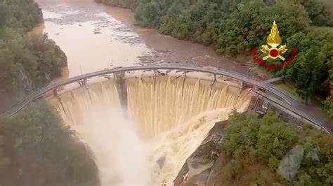 2025年9月意大利北部遭遇罕见暴雨,导致洪水泛滥,特别是在皮埃蒙特大区的温泉小镇斯平尼奥蒙费拉托发生严重灾情,一名德国女游客被洪水吞没失踪。多地气象恶劣,救援行动全面展开,旅游安全形势严峻。
