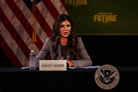 随着美国开展边境安全强化措施,克里斯蒂·诺姆针对"北部边境危机"的警告引发广泛关注和争议。本文深入分析相关事件与数据,探讨这一问题的各方观点与现实影响。
