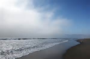 前太平洋州海洋渔业委员会首席财务官因盗用健康福利信托基金款项被判处八个月监禁及三年监督释放,同时需偿还21万美元赃款和罚款。案件揭示公共机构资金监管的重要性,也引发了对非营利机构财务管理和道德操守的广泛关注。
