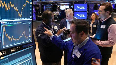 近期全球股市因降息刺激迎来强劲上涨,多支主要股票指数创下历史新高。市场对经济前景的乐观预期推动资金流入股市,投资者热切关注货币政策调整对市场的深远影响。本文详细解析降息背景下股市表现及未来投资机会,助力读者把握市场脉动。
