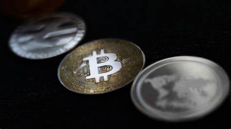 随着加密货币市场的持续升温,华盛顿的政策支持成为推动数字资产繁荣的关键力量。本文深入剖析美国政府在立法和监管上的重要举措,探讨加密货币如何从边缘走向主流,并解析当前市场中投资者的机遇与风险。
