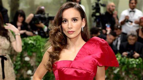 分析Mira Murati领导的Thinking Machines Lab推出首款产品Tinker的背景、技术路径与市场影响,揭示定制微调如何成为企业与研究机构构建差异化AI能力的关键,并讨论安全、合规与未来发展趋势。
