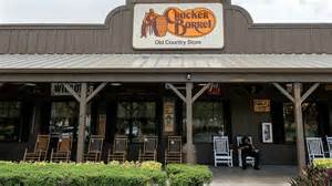 在经历标志设计的争议及店面翻新风波后,Cracker Barrel餐厅积极倾听忠诚会员的声音,借助会员反馈功能深入了解客户需求,以期提升餐饮体验和顾客满意度,推动品牌持续发展。本文深入解析了Cracker Barrel如何通过客户关系管理转型,强化服务与食品质量,探索其未来的发展路径。

