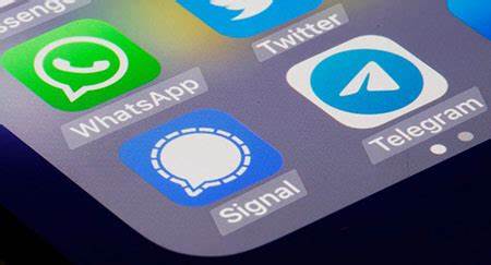 随着欧盟提议的新法规ChatControl,私人消息的隐私保护正面临前所未有的挑战。该法规要求所有通讯平台扫描用户的私人消息,包括广泛使用的端到端加密应用,意在打击儿童性虐待内容,却引发了对数字隐私和安全风险的深刻关注。本文深入解析ChatControl的背景、技术实施、争议及其对未来网络安全和用户隐私的深远影响。
