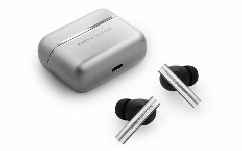 探索Bang & Olufsen最新发布的高端耳机Beo Grace,这款售价高达1500美元的耳机,以其顶尖的音质表现和先进的技术设计,成为市场上的奢侈音频新宠。解读其关键功能、技术优势以及为何高价依然吸引众多音频爱好者。
