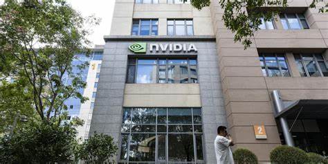 深入解析英伟达计划向OpenAI投资高达1000亿美元的战略布局,以及该消息对Broadcom股票价格产生的影响,探讨科技巨头间的竞争格局和市场反应。
