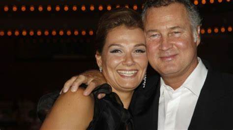 弗朗西斯卡·范阿尔姆西克,作为德国最著名的前女子游泳运动员之一,早已远离泳池,开启了家庭生活的新篇章。本文深入探讨她的私人生活,尤其聚焦她与伴侣近20年的情感故事及她如何在退役后平衡职业与家庭的点滴细节。
