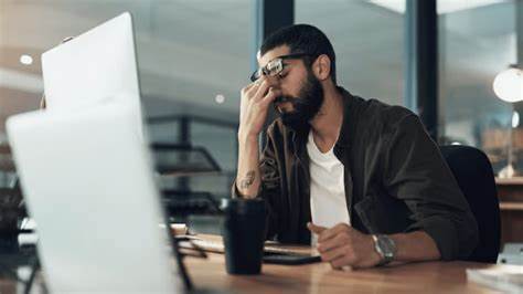 解读2025年科技行业因人工智能推动的裁员趋势,分析企业动因、受影响岗位类型、对劳动力市场与经济的影响,并提供面向个人与政策层面的应对策略与未来技能方向建议
