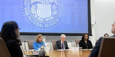 详细剖析影响美联储利率决策的核心决策者及其背后的机构动态,探索他们如何通过复杂的经济数据和政策工具塑造美国乃至全球经济走向。
