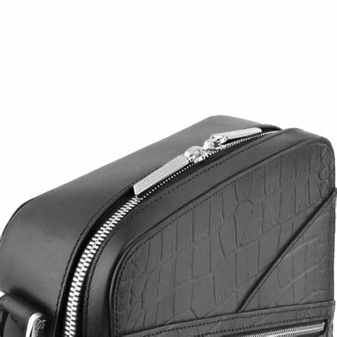 探索 S.T. Dupont 皮具世界,从品牌百年传承与工艺细节到经典系列解析、购买与保养指南,了解如何选购并鉴别高端真皮包款,享受个性化定制与全球服务体验
