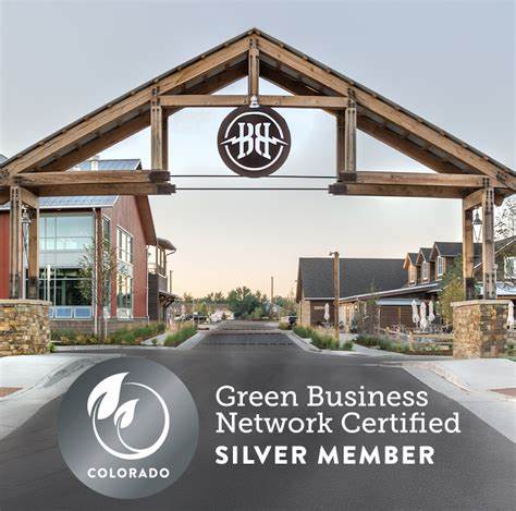 布雷肯里奇酿酒厂作为Tilray Brands旗下的精酿啤酒品牌,凭借其在环保和可持续发展领域的显著进展,荣获科罗拉多绿色商务网络的银级认证。其通过节能减排、废物最小化以及社区环保教育等多项举措,树立了行业绿色典范。本文深入解析其环保战略及未来发展方向。
