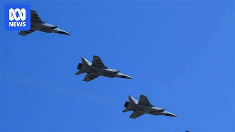 近期,俄罗斯三架米格-31战斗机多次进入爱沙尼亚领空,激化了俄罗斯与北约成员国之间的安全紧张关系。此举不仅加剧了波罗的海地区的地缘政治风险,还引发了北约与欧盟对俄罗斯行为的强烈反应,促使各方加强防御与政治经济压力。
