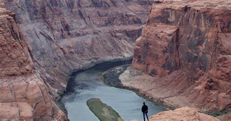 随着科罗拉多河流域面临日益严峻的干旱和水资源短缺挑战,联邦水资源管理局领导人提名被意外撤回,令重要的水资源协商进程蒙上阴影,各州积极寻求达成公平有效的用水协议。
