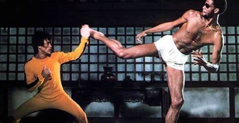 探寻1960年代后期李小龙与当时名为鲁·阿尔辛多(后改名为卡里姆·阿卜杜勒-贾巴尔)的青年巨星之间的训练合作、思想交流与相互影响,解析武术与篮球如何在实践与哲学层面相互启发,以及这段友谊在种族、名誉与身体训练上的深远意义
