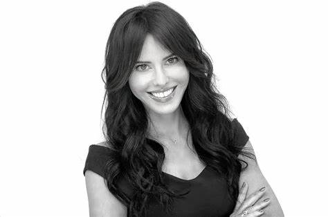 解读Tapestry集团CEO如何借鉴Coach的成功经验,推动Kate Spade在激烈的奢侈品市场中持续成长,实现品牌创新与商业策略双赢。
