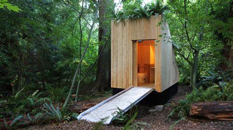 介绍世界首台以菌丝体为核心的无水厕所设计、工作原理、环境与卫生优势、实际应用场景与面临的技术与法规挑战,解读其对城市公园、偏远社区与大型活动厕所管理的潜在影响
