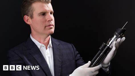 达斯·维达的原版光剑以创纪录的价格在洛杉矶拍卖,展现了《星球大战》系列电影作为文化现象的持久魅力和收藏价值。揭示这把光剑背后的历史背景及其在影迷和收藏家心中的重要地位。
