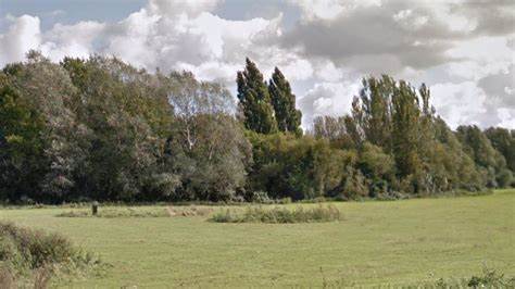 在谷歌为Fluidstack租赁提供14亿美元后备担保的背景下,Cipher将可转换高级债务发行规模从8亿美元提高至11亿美元。文章分析融资结构、对股东的影响、比特币矿业与AI算力市场的联动,以及未来风险与机遇,为投资者和行业观察者提供决策参考。
