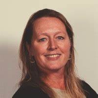 探索Christine Greeven作为家庭医生和诊所负责人的职业生涯,她如何通过专业知识和领导能力为患者提供高质量医疗服务,以及她在医学领域的贡献和影响。
