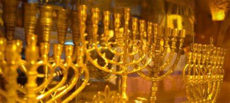 七枝烛台(Menorah)作为犹太教的核心象征之一,承载着丰富的历史与宗教内涵。它不仅反映了犹太民族对神圣光明的崇敬,也融合了丰富的文化、哲学和神秘主义元素,揭示了智慧、信仰与团结的深刻联系。
