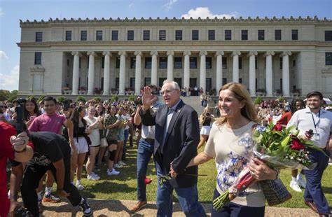 德州农工大学校长马克·韦尔什在因一堂涉及性别认同的儿童文学课程引发轩然大波后决定辞职,事件背后反映出美国高校在多元文化教育与政治压力之间的复杂博弈,揭示了当下教育改革与社会议题的交汇点。
