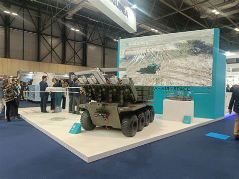 深入解读ARQUIMEA在FEINDEF 2025上发布的核心技术与产品,覆盖Q-SLAM-100中程巡航系统、模块化多发射器、KRONOS海上无人艇、反无人机干扰系统SkyBlock与BeetleSat卫星星座等,为行业应用、战术价值和产业化前景提供专业分析与趋势判断。
