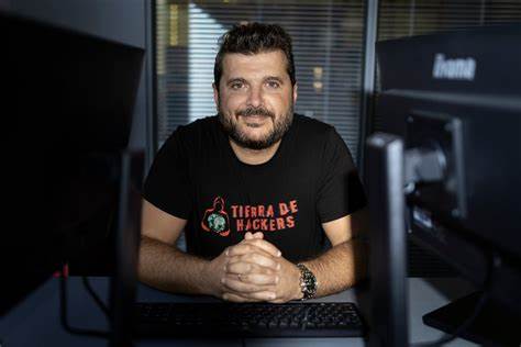 随着智能手机成为人们生活中不可或缺的工具,手机盗窃案依旧屡见不鲜。本文深入解析了一个由黑客延伸出的全球手机盗窃网络,揭示了手机被盗背后的复杂操作流程、诈骗手法以及国际犯罪链条,提醒用户如何保护个人信息和财产安全。
