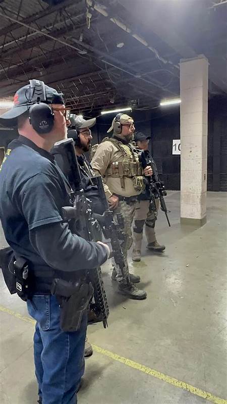 定位控制枪械利用先进的电子技术,通过地理围栏和GPS定位限制枪支的使用范围,最大化保障合法自卫需求的同时有效预防枪支犯罪与滥用。本文深入探讨定位控制枪械的发展历程、技术原理及其在枪械安全管理中的实际应用意义。
