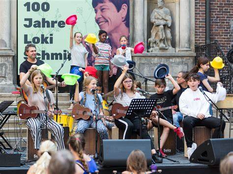 洛基·施密特作为德国著名的自然保护主义者和教育先驱,其一生致力于环境保护和教育创新。结合汉堡市在她百年诞辰举办的系列庆典活动,展现她的卓越贡献和施密特基金会在推动可持续教育与自然保护中的重要作用。
