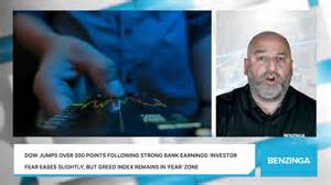 近日道琼斯指数因企业财报表现不一大幅震荡,同时恐惧与贪婪指数维持在中性区域,反映投资者情绪复杂多变。本文深入分析市场表现、主要企业财报影响及宏观经济数据,为投资者提供全面市场洞察。
