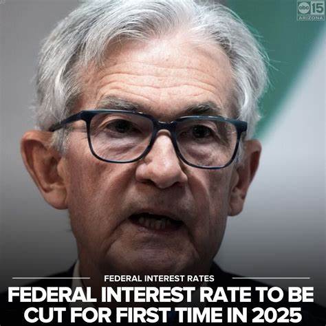 本文详尽分析美国联邦储备委员会自去年12月以来首次降息的背景、原因及其对经济和市场的深远影响,深入探讨政策制定者在通胀与就业双重目标之间的权衡和挑战,解读贸易战风险对经济环境的影响,展望未来利率走势和宏观经济前景。
