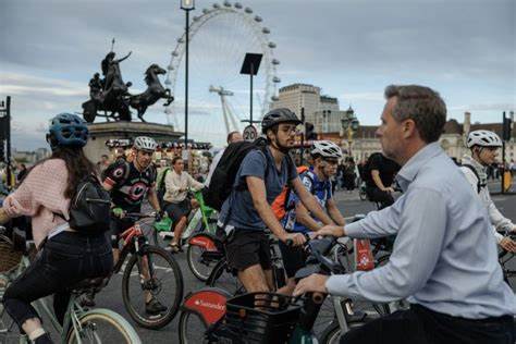 伦敦地铁罢工导致公共交通瘫痪,电动自行车成为居民代步新宠,但随之而来的交通安全和管理问题也日益凸显,探讨城市出行的变革与未来趋势。
