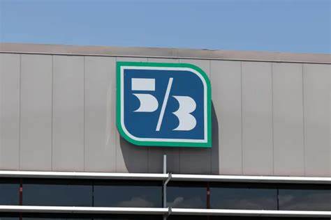 随着第五第三银行被财政部选为新的Direct Express合作伙伴,联邦政府福利的电子发放走入了一个全新阶段。本文深入探讨了此次合作背后的背景、影响及未来展望,揭示了该项目对数百万美国人特别是未持有银行账户者的重要意义。
