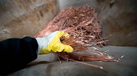 介绍一起警方成功查获载有大量被盗铜材运输车的案件,深入分析盗窃铜材的背景、案件细节、法律判决及其对社会的影响,帮助读者全面了解铜材盗窃的严重性及法律应对措施。
