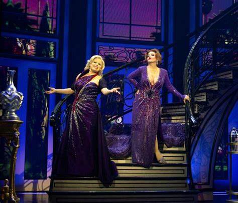 在成本攀升与观众偏好向经典秀倾斜的双重压力下,百老汇音乐剧正面临前所未有的商业挑战。本文分析近年数据、关键案例、成因与可能的出路,为行业从业者与关心舞台艺术的公众提供有视角的解读与建议。
