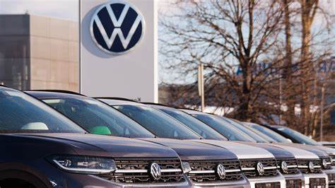 大众集团宣布将投入高达10亿欧元发展人工智能技术,推动汽车制造和工业应用的创新与效率提升,助力实现成本节约和碳排放降低的长期目标。
