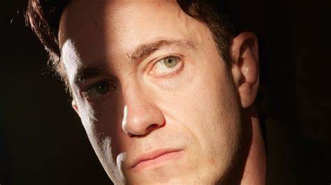 探讨Ed Zitron公开愤怒的来源、表达方式与对公关、科技媒体生态的影响,分析愤怒作为舆论工具的利弊以及企业与个人如何在情绪化舆论中建立更有效的沟通策略。
