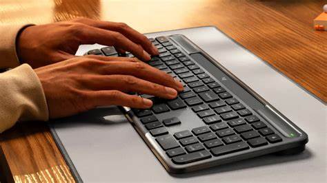 罗技最新推出的Signature Slim Solar+ K980键盘,凭借其独特的太阳能供电技术和无线设计,为用户带来了更加环保便捷的办公体验。该键盘结合创新的LightCharge技术,支持多设备蓝牙连接,专为现代办公环境量身打造。本文深入解析其核心技术亮点、设计特点及市场前景,助力读者全面了解这款创新产品。
