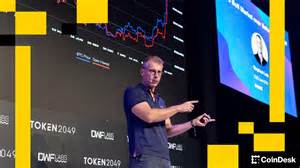 随着Aster、Lighter等新兴平台快速崛起,永续合约去中心化交易所(Perp DEX)成为市场焦点。BitMEX CEO Stephan Lutz提出警告,认为当前以高额激励为核心的增长模式难以长期维系。文章深入分析Perp DEX的商业模式、流动性风险、对中心化交易所的冲击以及未来可能的整合与监管走向,并为交易者、项目方与机构提供可行性建议。
