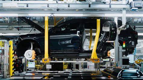 小鹏汽车与奥地利传奇合同制造商Magna Steyr合作,标志着中国电动车制造商深化欧洲市场布局的重要一步。通过在欧洲实现本地化生产,小鹏汽车不仅有效规避进口关税,还增强了在竞争激烈的欧洲汽车市场的竞争力,推动其全球化战略迈向新高度。
