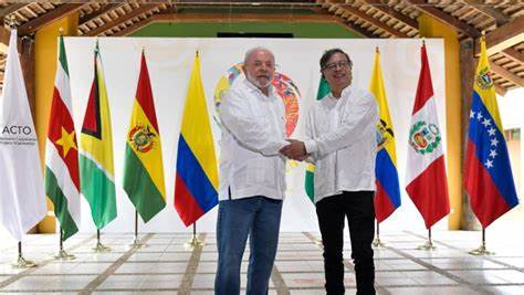 虽然哥伦比亚政府做出停止亚马逊地区新油气勘探许可证发放的承诺,但现实情况显示,该国依然存在多个法律和政策空间,可能推动亚马逊油气开发的进一步扩张,这对生态环境和当地原住民权益构成严峻挑战。本文深入分析哥伦比亚亚马逊地区油气勘探的现状、潜在风险及未来发展动态。
