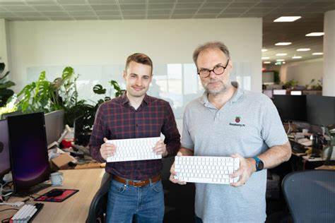 探索 Raspberry Pi 500+ 从概念到量产的幕后细节,聚焦负责设计和实现的工程师团队、关键技术抉择、制造挑战与用户反馈如何塑造最终产品。文章兼顾产品特色、设计取舍与改装建议,适合想了解该一体机工程实现过程的爱好者与专业读者。
