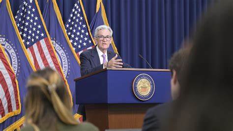 随着美联储逐步放松货币政策,科技板块出现了强劲的反弹,然而这种上涨背后隐藏着巨大的风险,尤其是在众多科技公司尚未实现盈利的情况下。投资者面对泡沫风险,应当保持警惕并充分理解当前市场动态和潜在的不确定因素。
